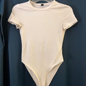 White Shortsleve small bodysuit